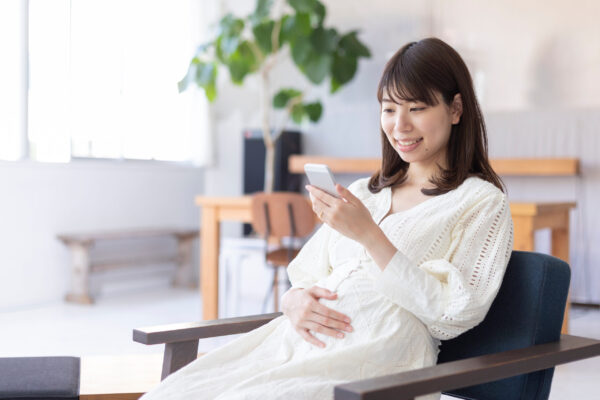 出生前検査は、正解が一つに決まるものではありません。本記事では、検査結果との向き合い方や、ご自身やご家族の価値観を整理するための考え方を紹介し、後悔のない選択につなげるヒントをお伝えします。