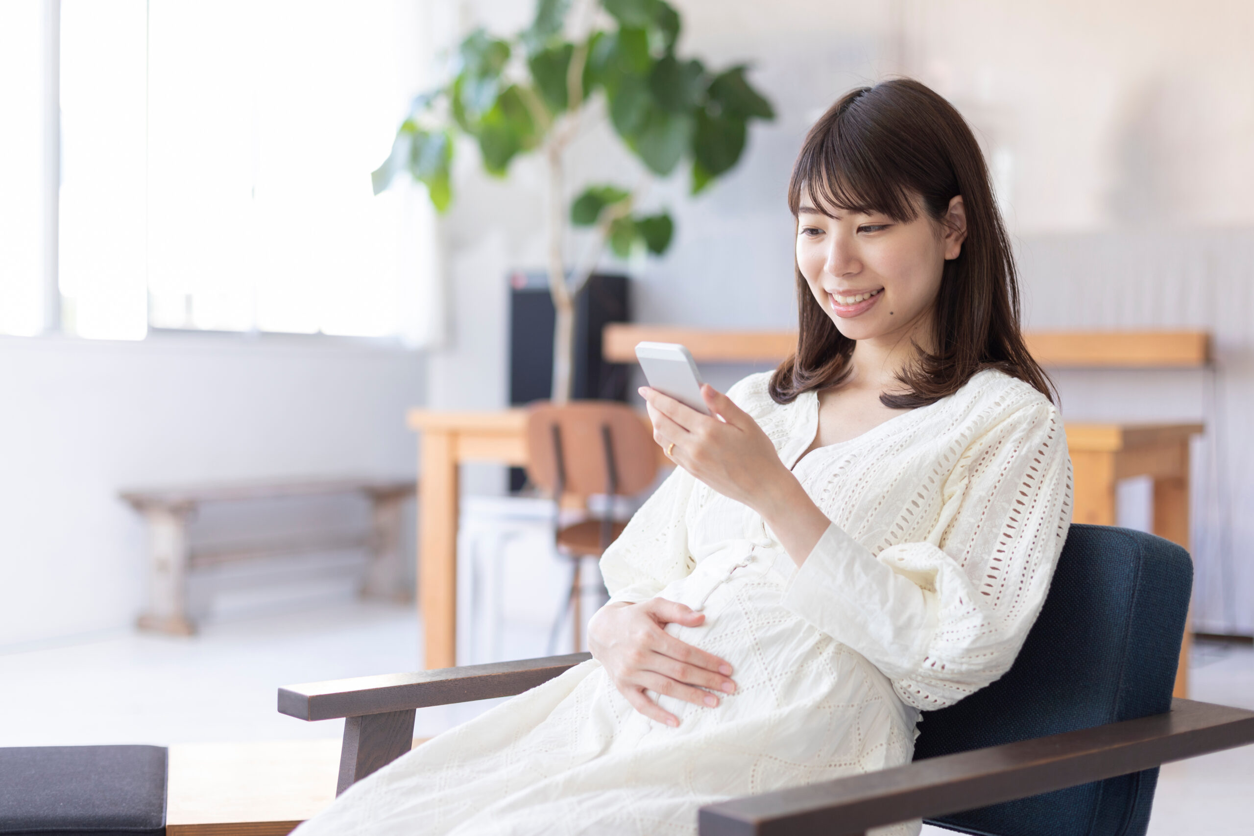 出生前検査は、正解が一つに決まるものではありません。本記事では、検査結果との向き合い方や、ご自身やご家族の価値観を整理するための考え方を紹介し、後悔のない選択につなげるヒントをお伝えします。