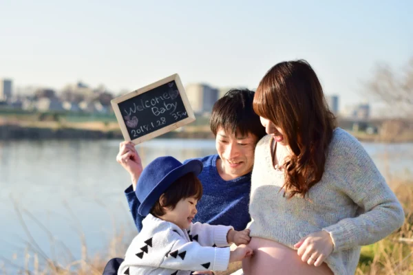 NIPTは妊婦さん一人だけでなく、ご家族全体に関わる検査です。本記事では、検査を検討する際にパートナーと話し合っておきたいポイントや、考え方の整理についてわかりやすく解説します。