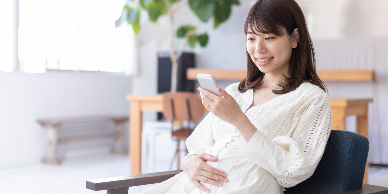 出生前検査は、正解が一つに決まるものではありません。本記事では、検査結果との向き合い方や、ご自身やご家族の価値観を整理するための考え方を紹介し、後悔のない選択につなげるヒントをお伝えします。