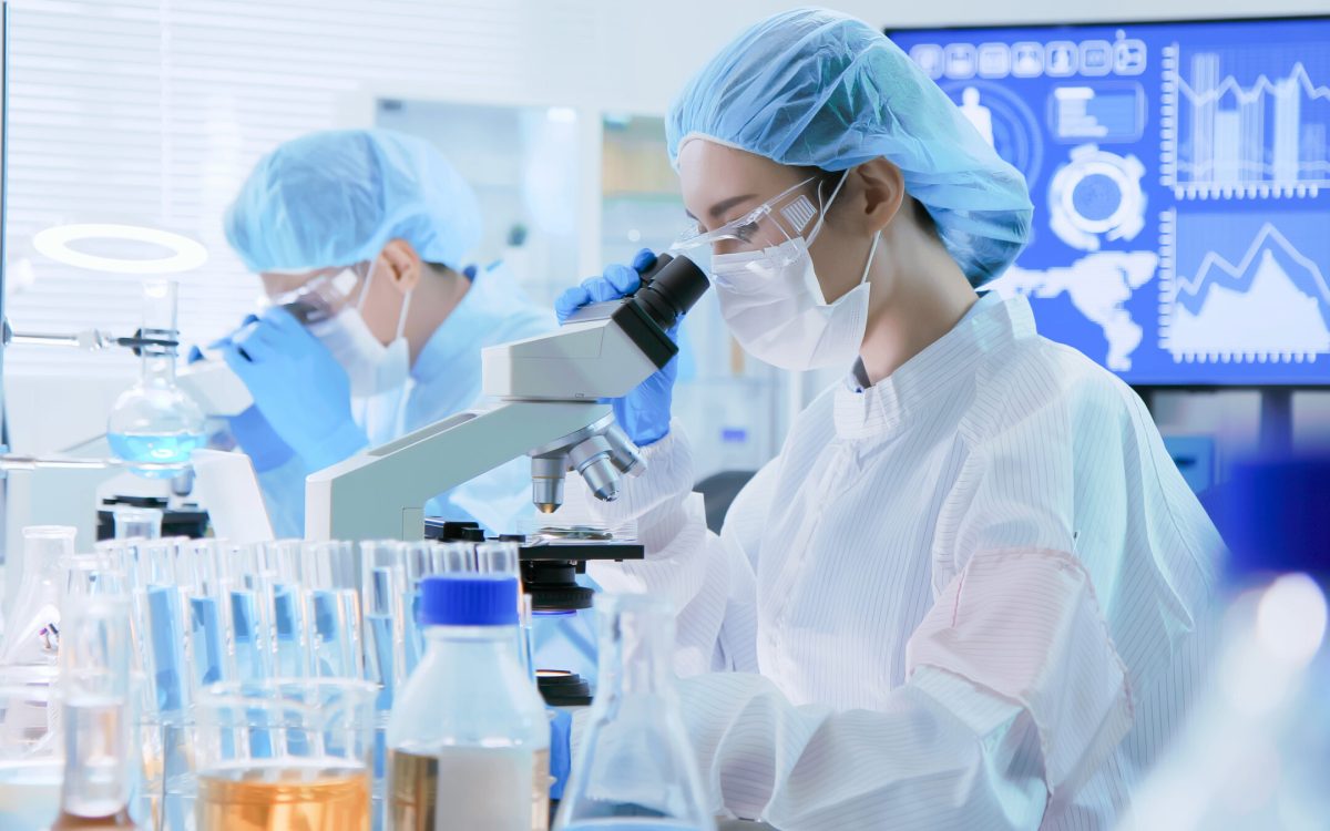 NIPTの検査結果は「陽性」「陰性」と表示されますが、その意味を正しく理解することが大切です。本記事では、結果が示すリスクの考え方や、確定診断との違いについて、妊婦さんにもわかりやすく解説します。