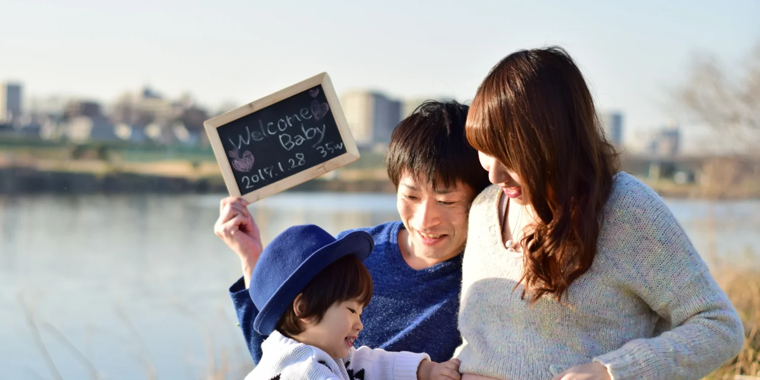 NIPTは妊婦さん一人だけでなく、ご家族全体に関わる検査です。本記事では、検査を検討する際にパートナーと話し合っておきたいポイントや、考え方の整理についてわかりやすく解説します。